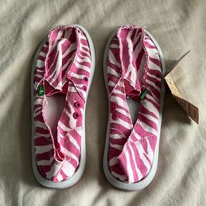 Sanuk shoes. Super comfortable. Old-school design.